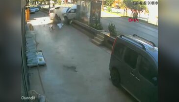 Alanya'da otomobil dehşeti: Yayaya çarptı, ardından otobüs durağına daldı