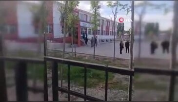 Kız öğrenci okula pompalı tüfekle geldi! Ortalık fena karıştı...