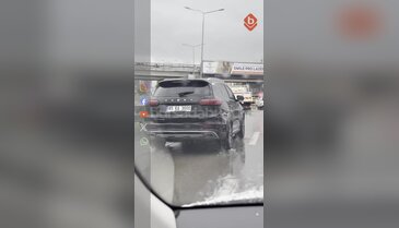 Bursa'da yağış büyük su birikintilerini beraberinde getirdi!