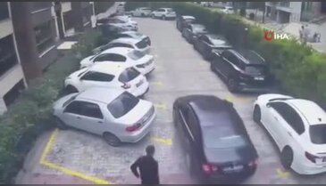 Beylikdüzü'nde sitede park yeri nedeniyle silahlı kavga çıktı, o anlar kamerada