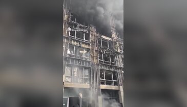 İnsanlarla dolu iş merkezini küle çevirdi! Görüntüler korkunç...