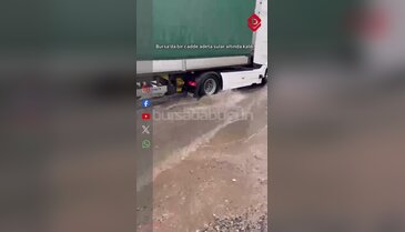 Bursa'da cadde sular altında kaldı!