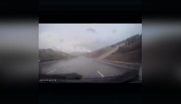 Bursa yolunda sağanak yağış kazaya neden oldu: Otomobil bariyerlere çarpıp yol dışına çıktı!
