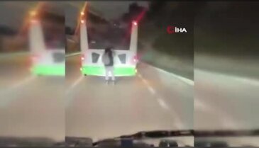 Bursa'da tehlikeli yolculuk kamerada! Otobüse böyle tutundu