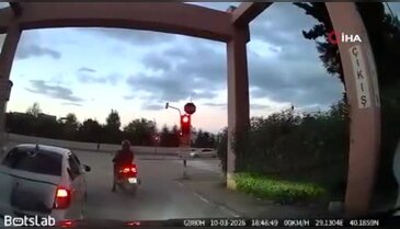 Kırmızı ışıkta geçen kamyonet motosiklete çarptı: Sürücü yerde sürüklendi