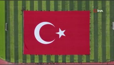 Gökyüzü kırmızıya büründü! Dev Türk bayrağı hayran bıraktı