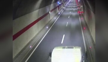 Tünelde feci kaza! Beton mikserine çarpan otomobil alev aldı