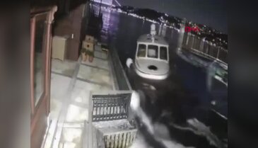 Üsküdar'da yolcu vapuru yalıya ve tekneye çarptı: Korku dolu anlar kamerada