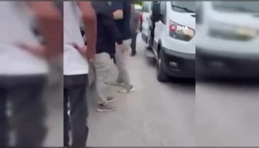 Bursa'da okul önünde servis şoförleri birbirine girdi! Kameralar o anları kaydetti