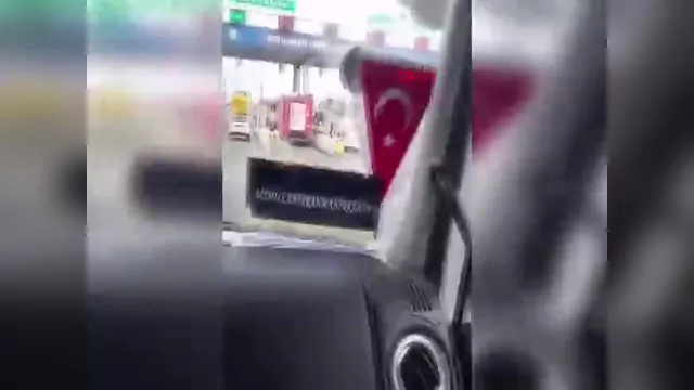 Yolcu otobüsü çarptığı aracı gişelerde sıkıştırdı! Ölü ve yaralılar var ...
